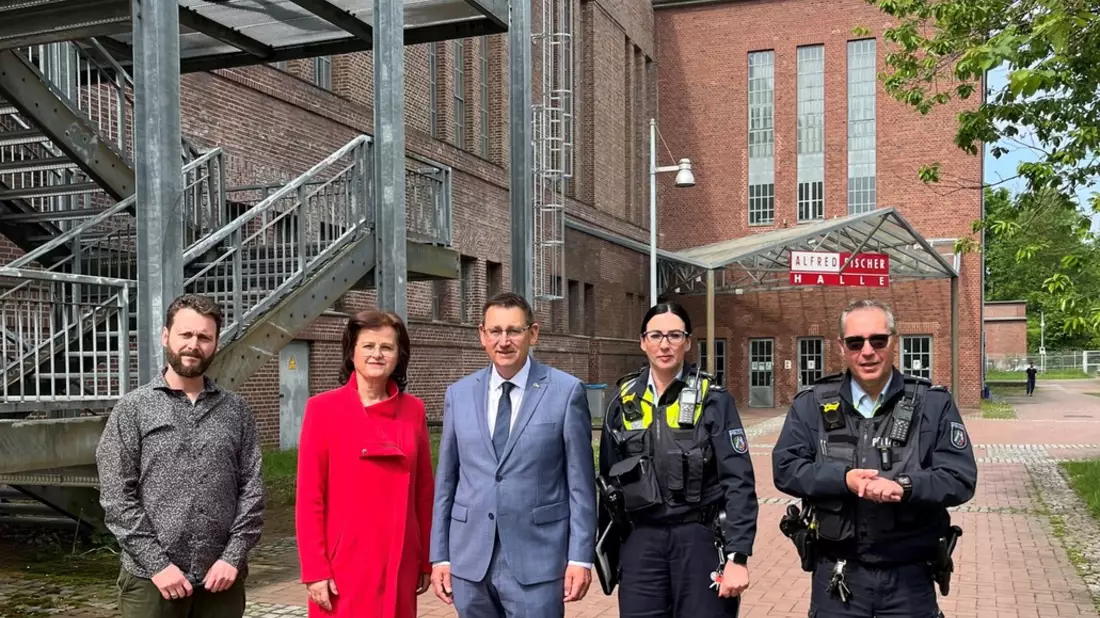 POL-HAM: Polizeipräsident besucht die Unterkunft für Flüchtlinge in der Alfred-Fischer-Halle - Bild: presseportal.de