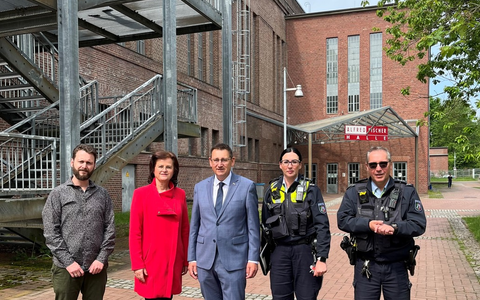 POL-HAM: Polizeipräsident besucht die Unterkunft für Flüchtlinge in der Alfred-Fischer-Halle - Foto: presseportal.de