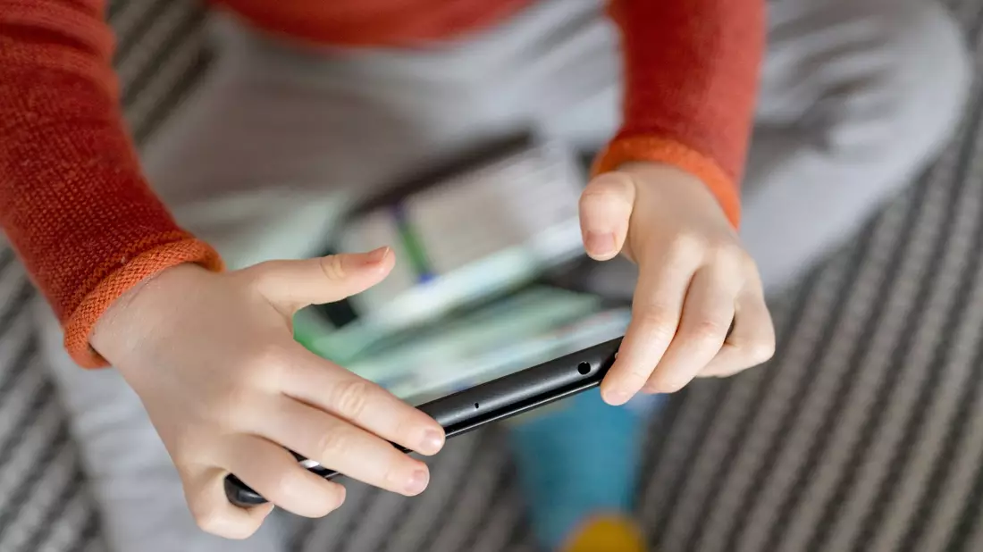 Ein Kleinkind mit Tablet. - Bild: Monika Skolimowska/dpa
