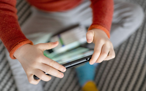 Ein Kleinkind mit Tablet. - Foto: Monika Skolimowska/dpa