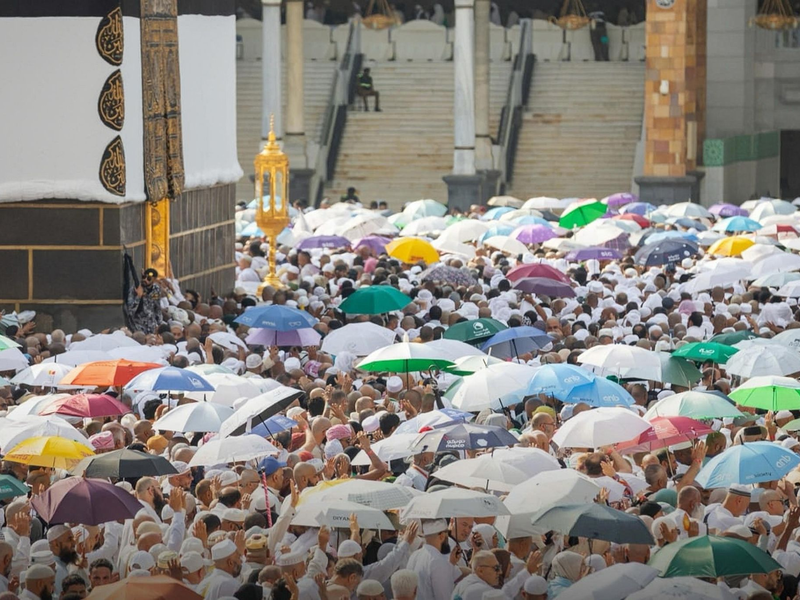 Muslimische Pilger umrunden die Kaaba  in der Großen Moschee während der Hadsch. - Foto: -/Saudi Press Agency/dpa