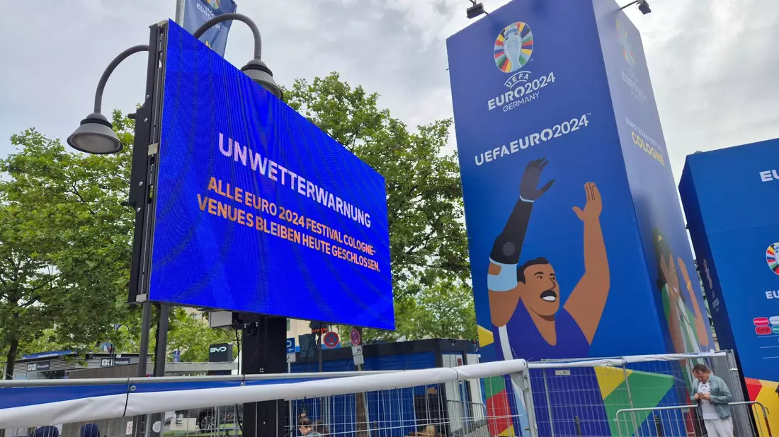 Einige Fanzonen bleiben heute wegen drohender schwerer Unwetter geschlossen. Dazu zählt auch die Fanzone in Köln. - Bild: Sascha Thelen/dpa