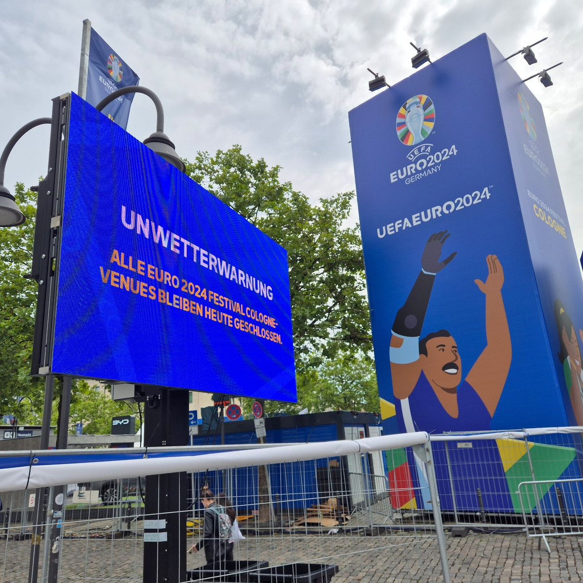 Einige Fanzonen bleiben heute wegen drohender schwerer Unwetter geschlossen. Dazu zählt auch die Fanzone in Köln. - Foto: Sascha Thelen/dpa