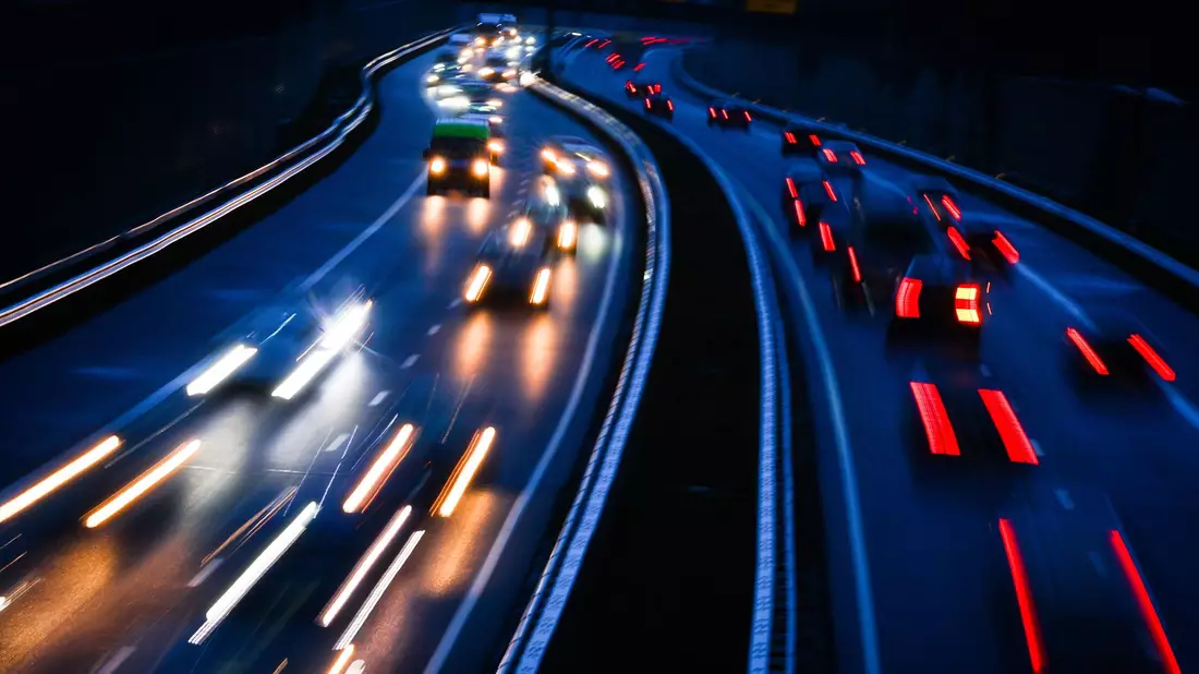 Autonome Fahrzeuge sind einer Studie zufolge sicherer als menschliche Fahrer - meistens. - Bild: Christian Charisius/dpa
