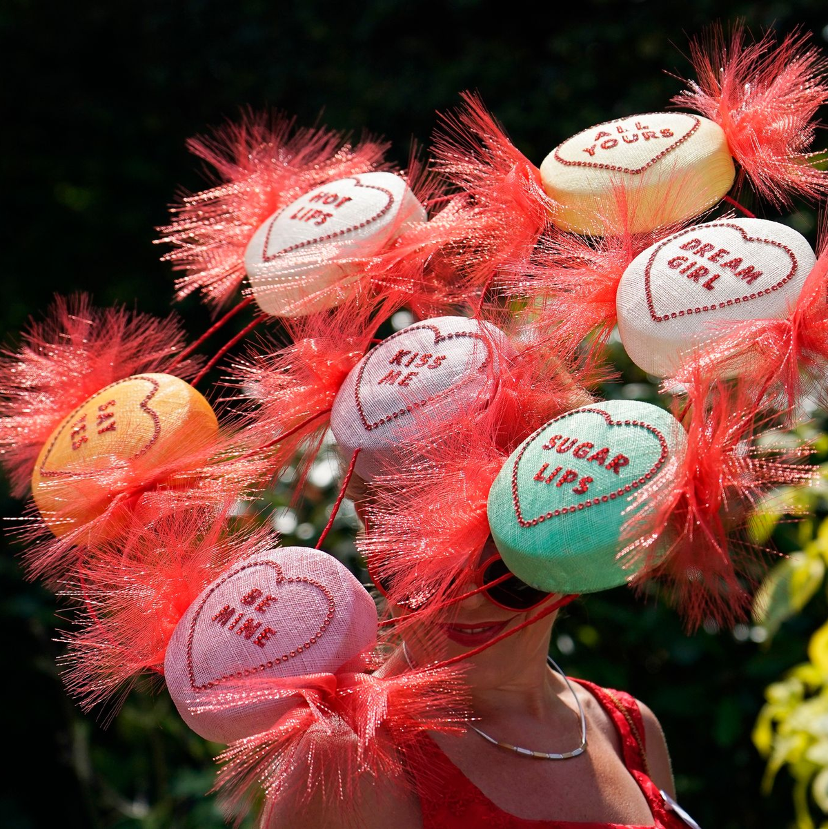 Wenn ein Hut zur Blume wird... - Foto: Alberto Pezzali/AP