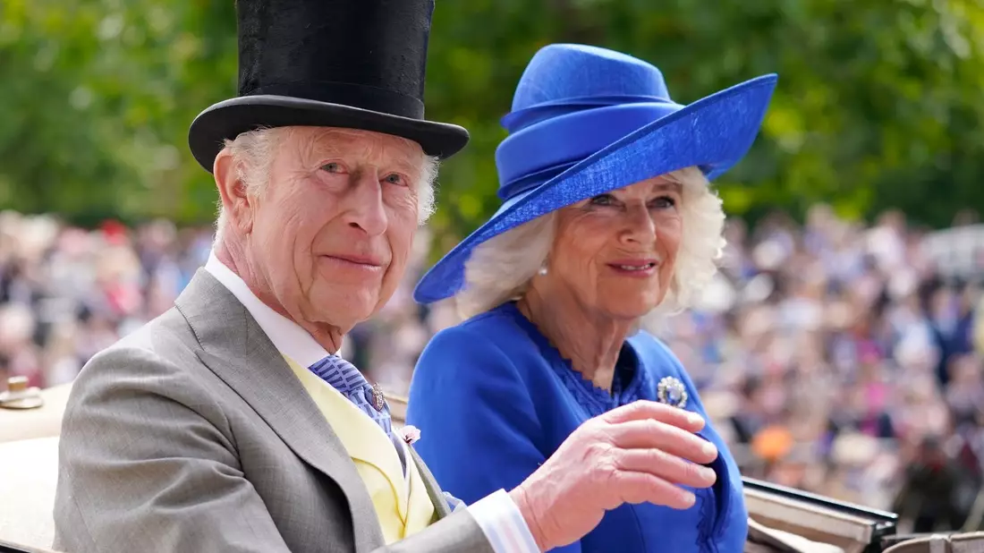 König Charles III. (l) und Königin Camilla kommen in einer Kutsche in Ascot an. - Bild: Alberto Pezzali/AP