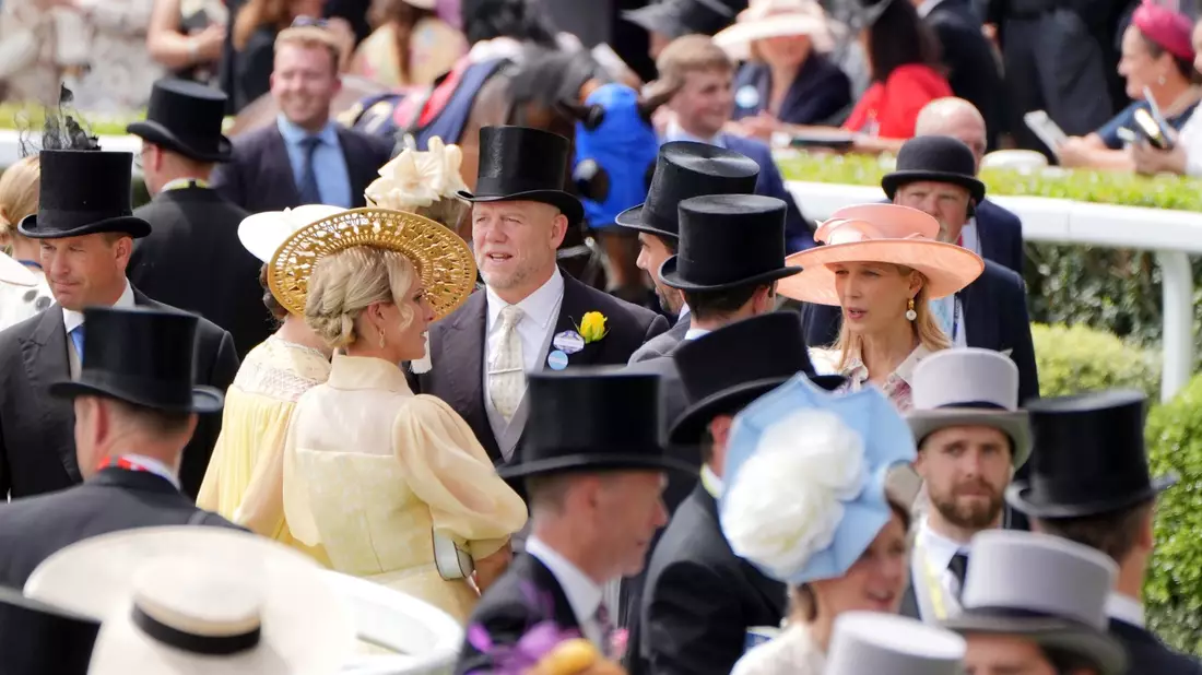 Zara Tindall, Tochter von Prinzessin Anne, kommt mit ihrem Mann Mike Tindall zum Pferderennen. - Bild: Jonathan Brady/PA Wire/dpa