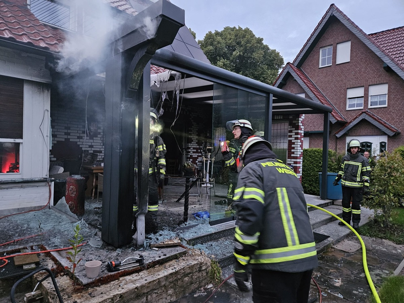 FW-WRN: FEUER_3 - Rauchentwicklung aus Fenster - Foto: presseportal.de