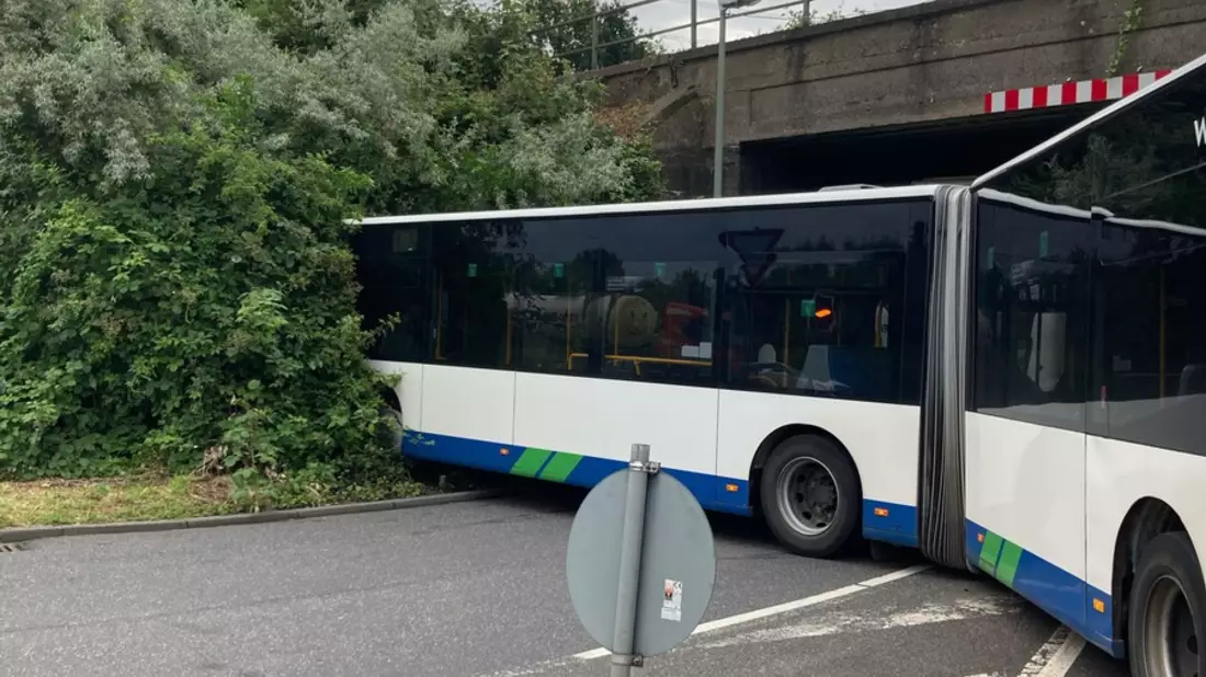 POL-DU: Friemersheim: Linienbus kollidiert mit Mauer - Bild: presseportal.de