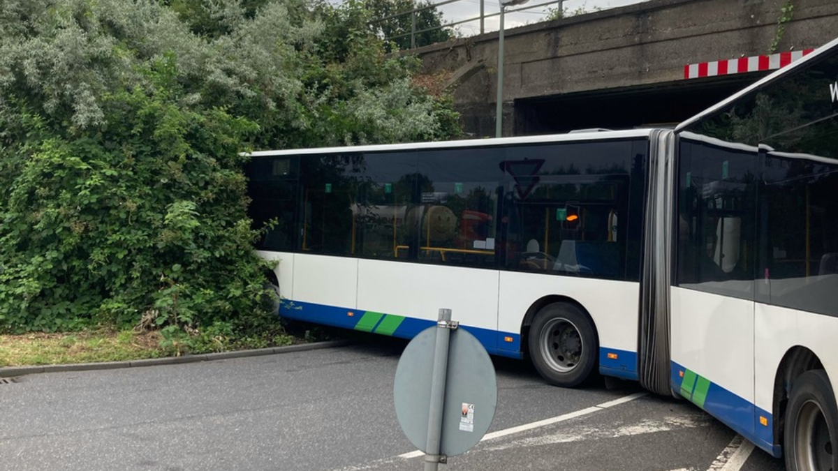 POL-DU: Friemersheim: Linienbus kollidiert mit Mauer - Foto: presseportal.de