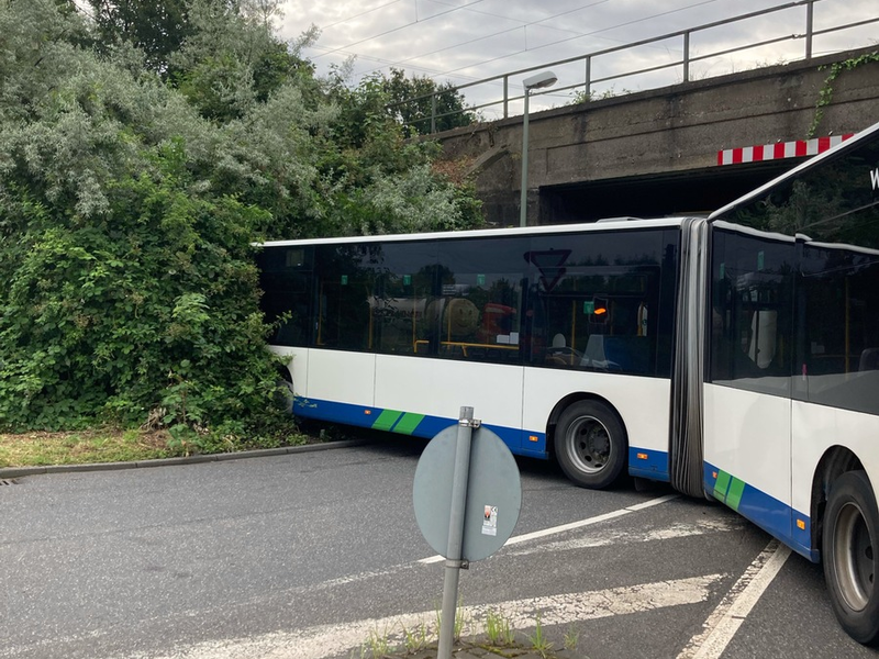 POL-DU: Friemersheim: Linienbus kollidiert mit Mauer - Foto: presseportal.de