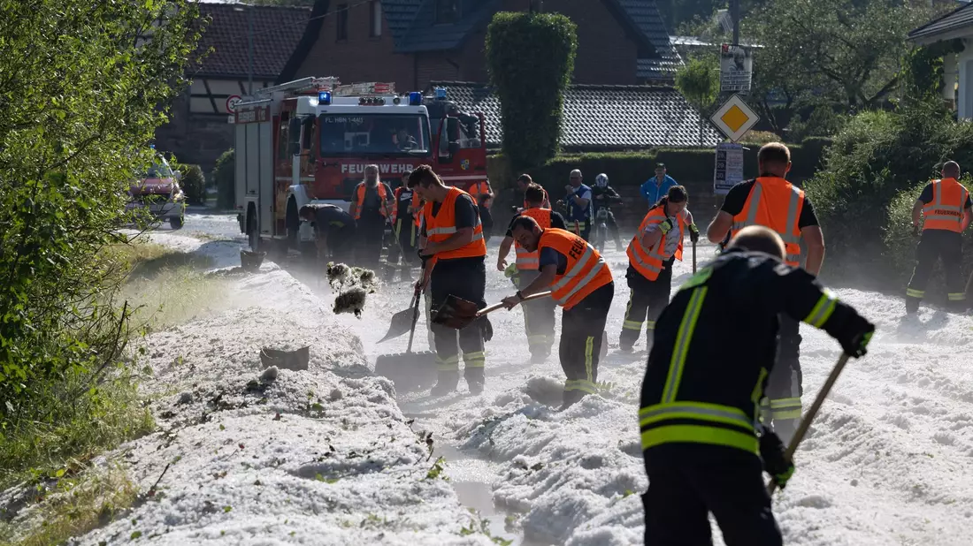 Innerhalb einer Viertelstunde überfluteten teils vier Zentimeter große Hagelkörner Straßen in Hildburghausen in Thüringen. - Bild: Steffen Ittig/NEWS5/dpa