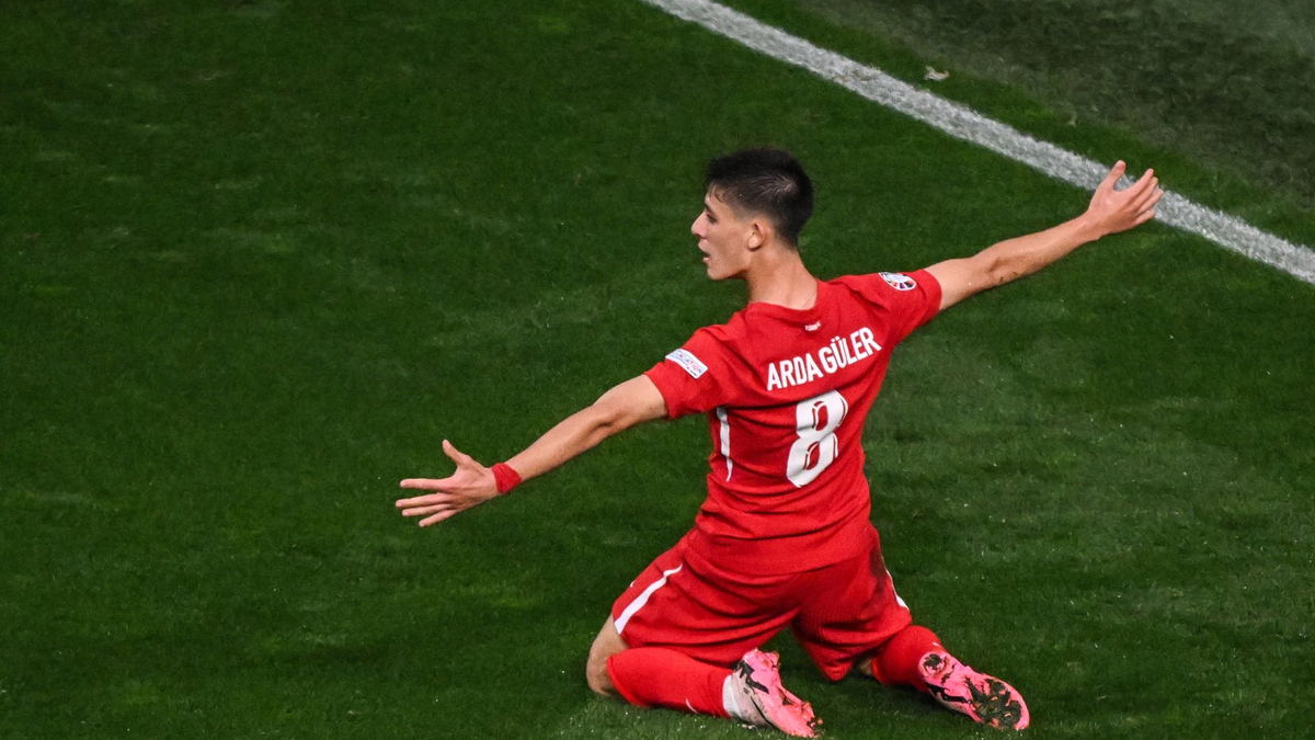 Traf sehenswert zum zwischenzeitlichen 2:1 der Türkei gegen Georgien: Arda Güler. - Foto: Julian Stratenschulte/dpa