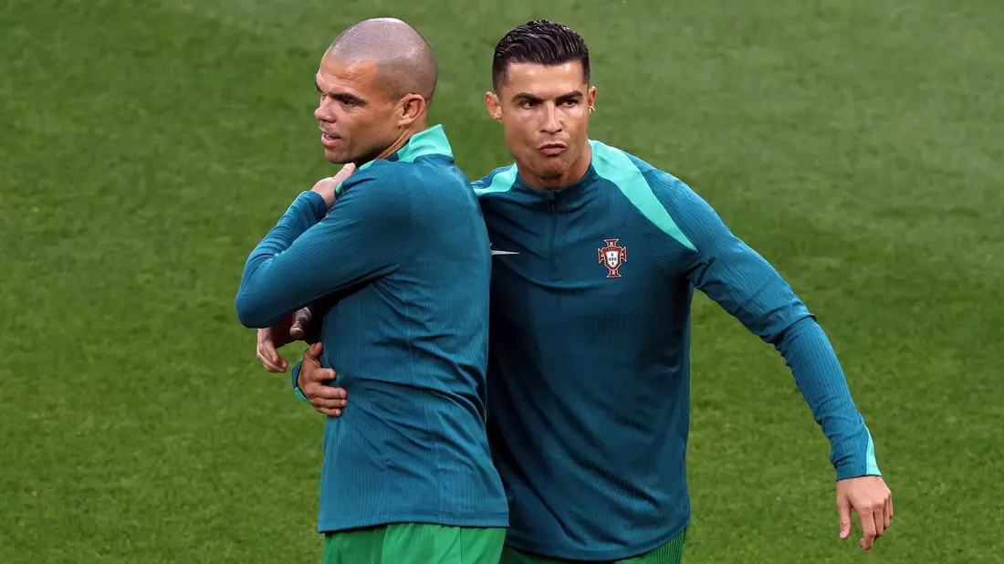 Haben EM-Geschichte geschrieben: Die Portugiesen Pepe (l) und Cristiano Ronaldo. - Bild: Jan Woitas/dpa