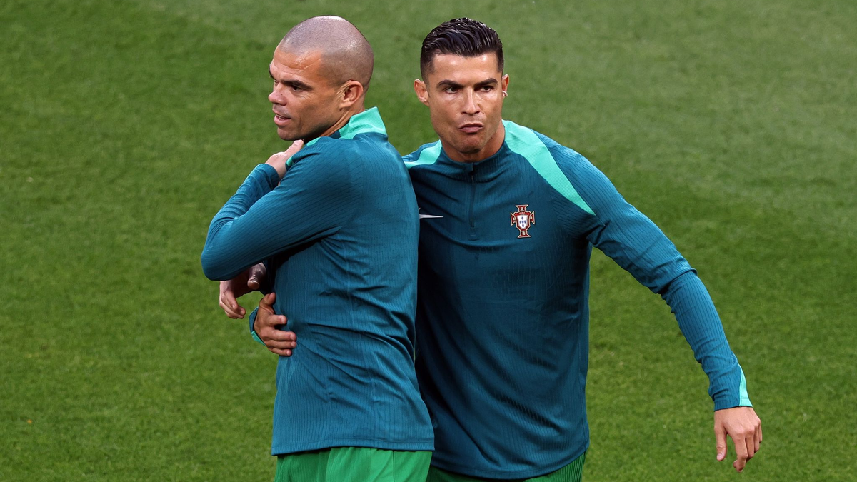 Haben EM-Geschichte geschrieben: Die Portugiesen Pepe (l) und Cristiano Ronaldo. - Foto: Jan Woitas/dpa