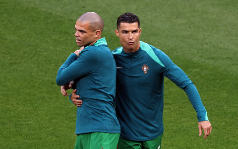 Haben EM-Geschichte geschrieben: Die Portugiesen Pepe (l) und Cristiano Ronaldo. - Foto: Jan Woitas/dpa