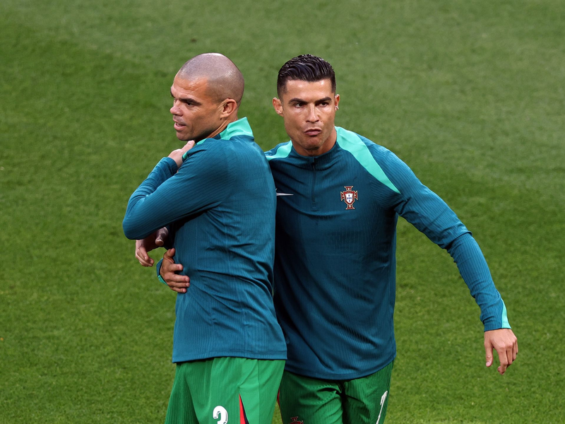 Haben EM-Geschichte geschrieben: Die Portugiesen Pepe (l) und Cristiano Ronaldo. - Foto: Jan Woitas/dpa
