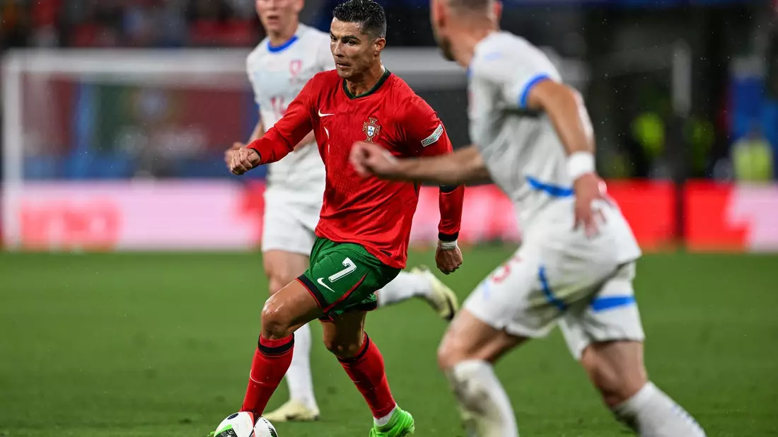 Cristiano Ronaldo (M) stellte mit seinem Einsatz gegen Tschechien einen weiteren EM-Rekord auf. - Bild: Hendrik Schmidt/dpa
