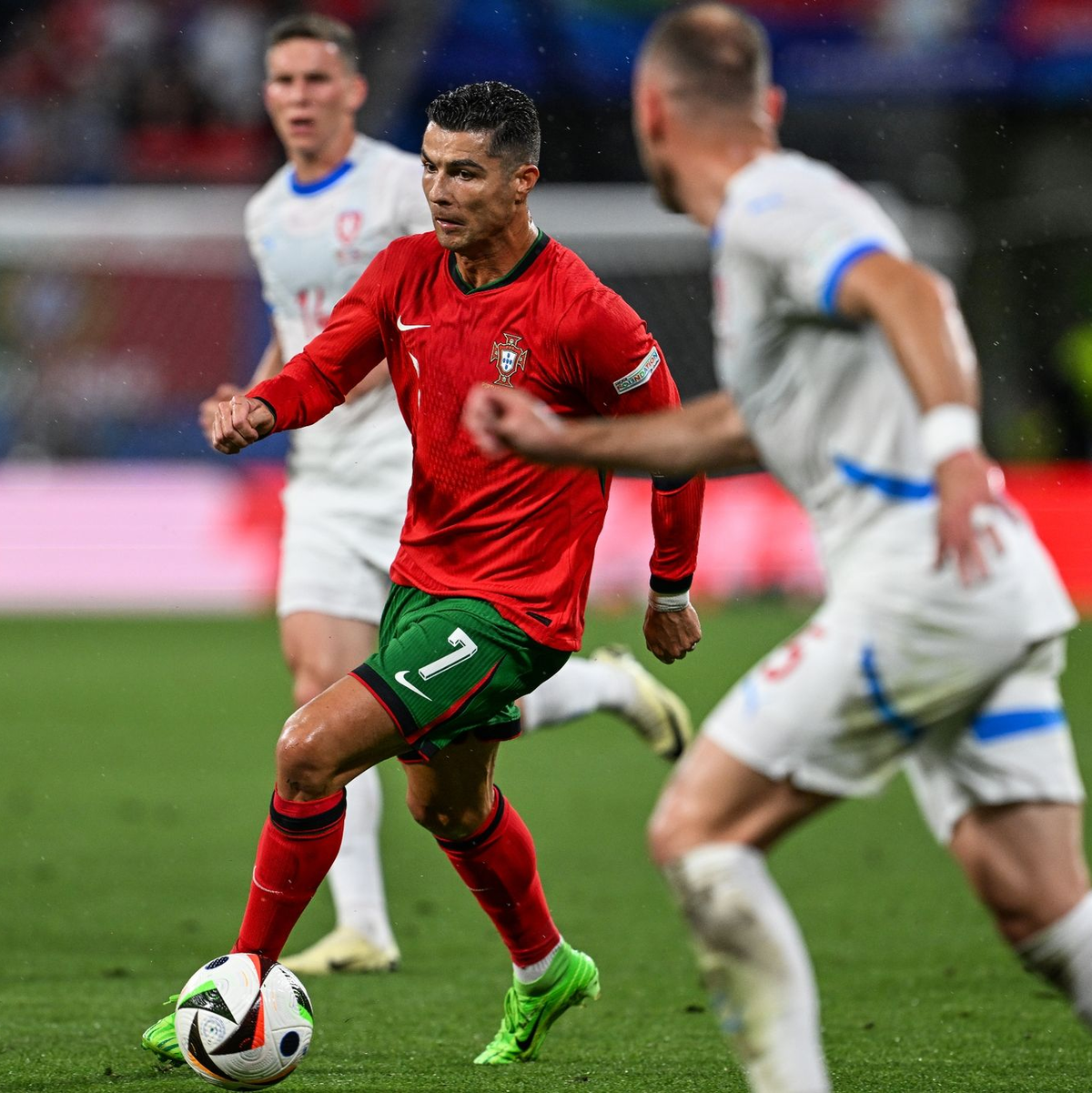 Cristiano Ronaldo (M) stellte mit seinem Einsatz gegen Tschechien einen weiteren EM-Rekord auf. - Foto: Hendrik Schmidt/dpa