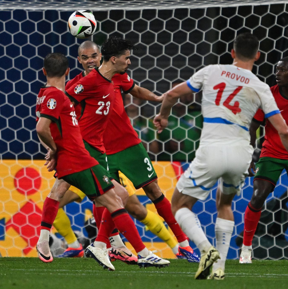 Schoss Tschechien in Führung: Lukas Provod (2.v.r). - Foto: Robert Michael/dpa