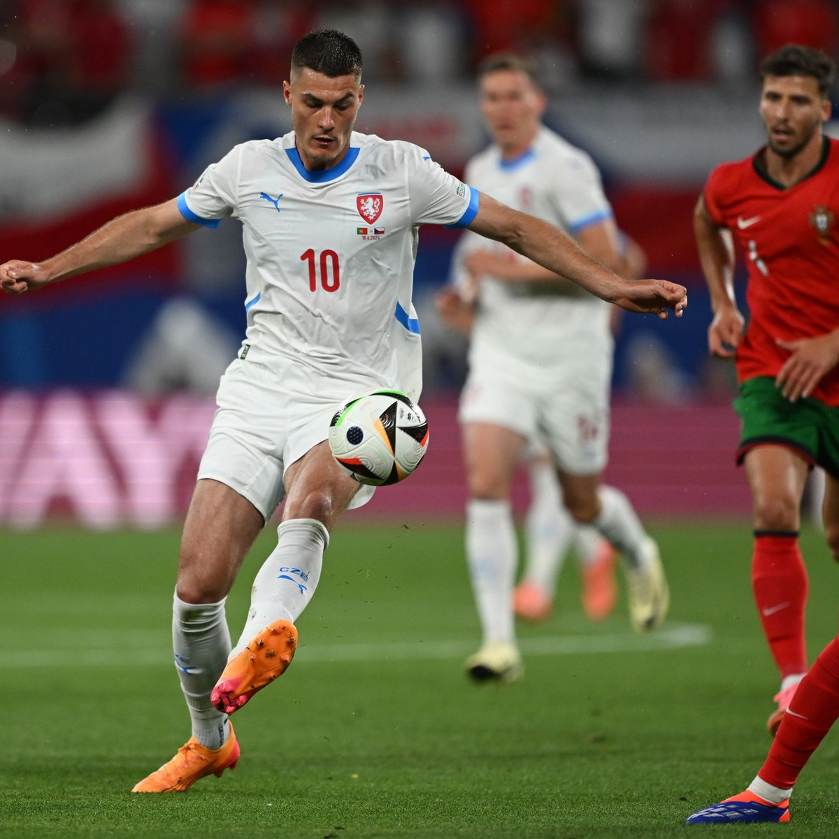 Tschechiens Stürmer Patrik Schick (l) strahlte nur selten Gefahr aus und wurde nach gut 60 Minuten ausgewechselt. - Foto: Robert Michael/dpa