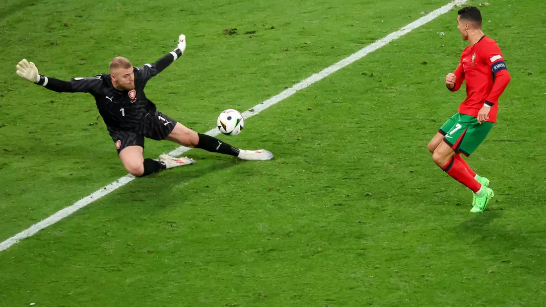 Tschechiens Torhüter Jindrich Stanek (l) pariert einen Schuss von Cristiano Ronaldo. - Bild: Jan Woitas/dpa