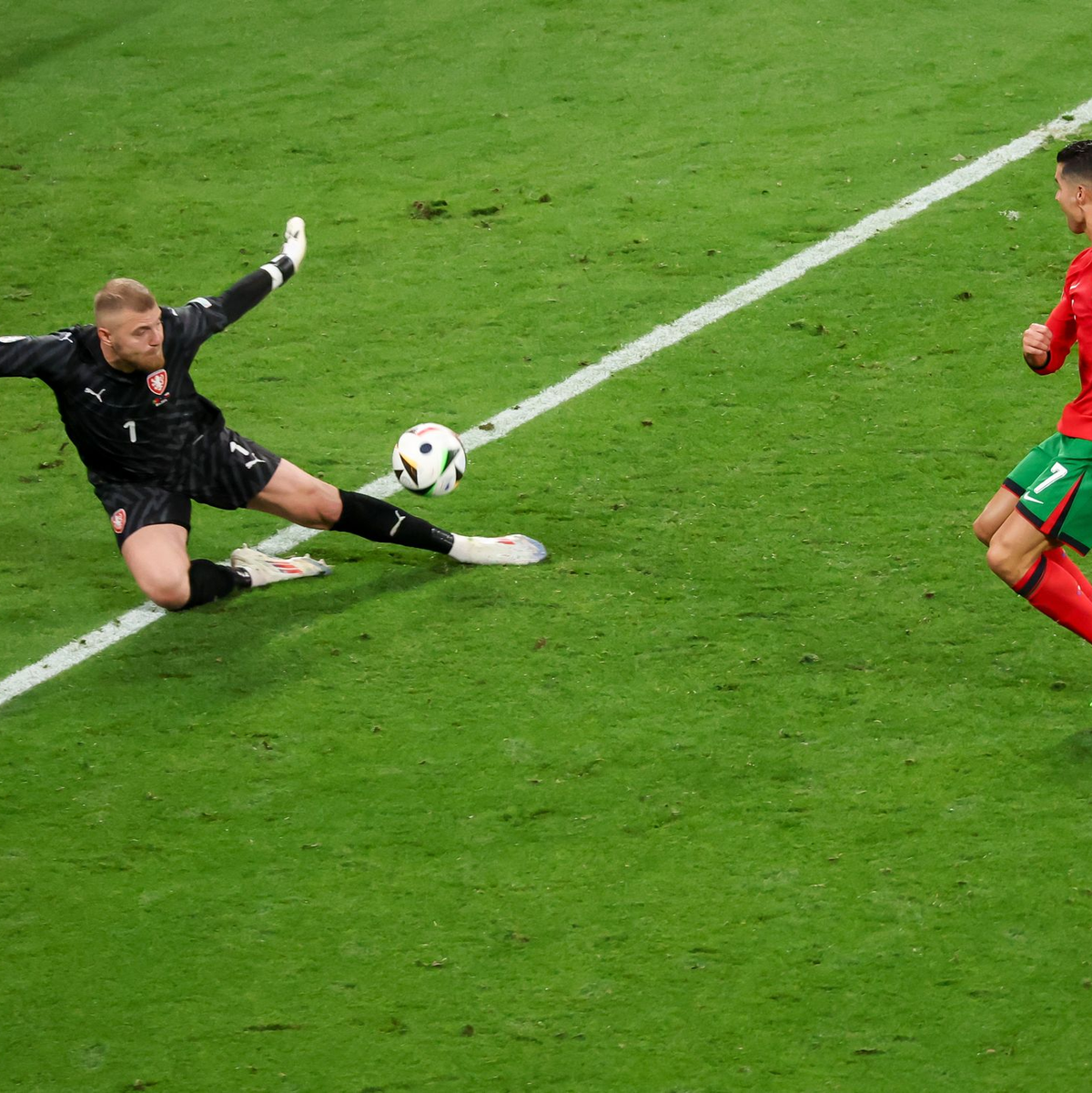 Tschechiens Torhüter Jindrich Stanek (l) pariert einen Schuss von Cristiano Ronaldo. - Foto: Jan Woitas/dpa