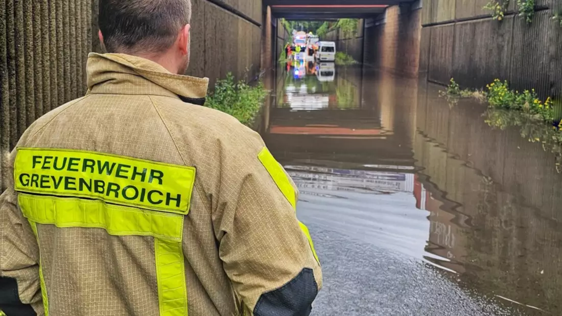 FW Grevenbroich: Überflutungen nach Starkregen in Grevenbroich / Personen in PKW vom Wasser eingeschlossen / Überörtliche Hilfe im Einsatz - Bild: presseportal.de