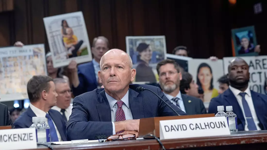Dave Calhoun steht seit Anfang 2020 an der Boeing-Spitze und verlässt den Posten zum Jahresende. - Bild: Mariam Zuhaib/AP