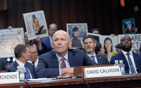 Dave Calhoun steht seit Anfang 2020 an der Boeing-Spitze und verlässt den Posten zum Jahresende. - Foto: Mariam Zuhaib/AP