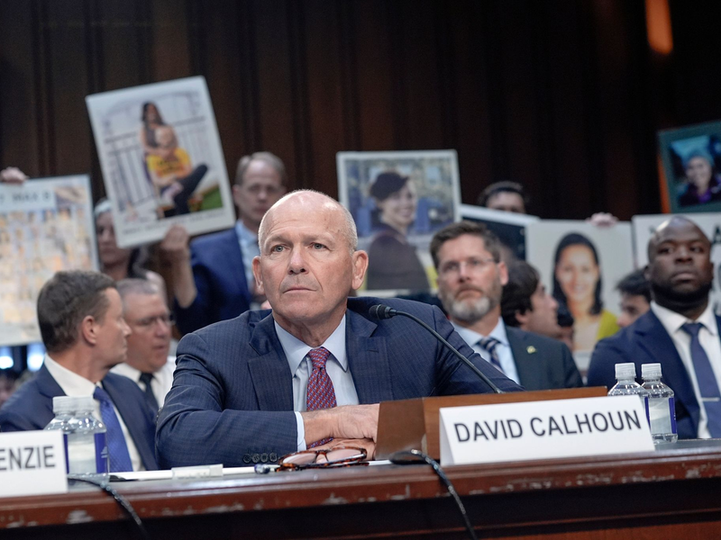 Dave Calhoun steht seit Anfang 2020 an der Boeing-Spitze und verlässt den Posten zum Jahresende. - Foto: Mariam Zuhaib/AP
