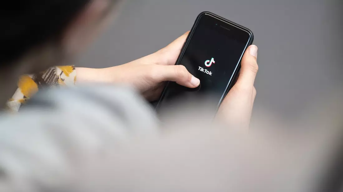 Tiktok wehrt sich in den USA gegen ein Gesetz, das einen Eigentümerwechsel erzwingen soll. - Bild: Hannes P Albert/dpa