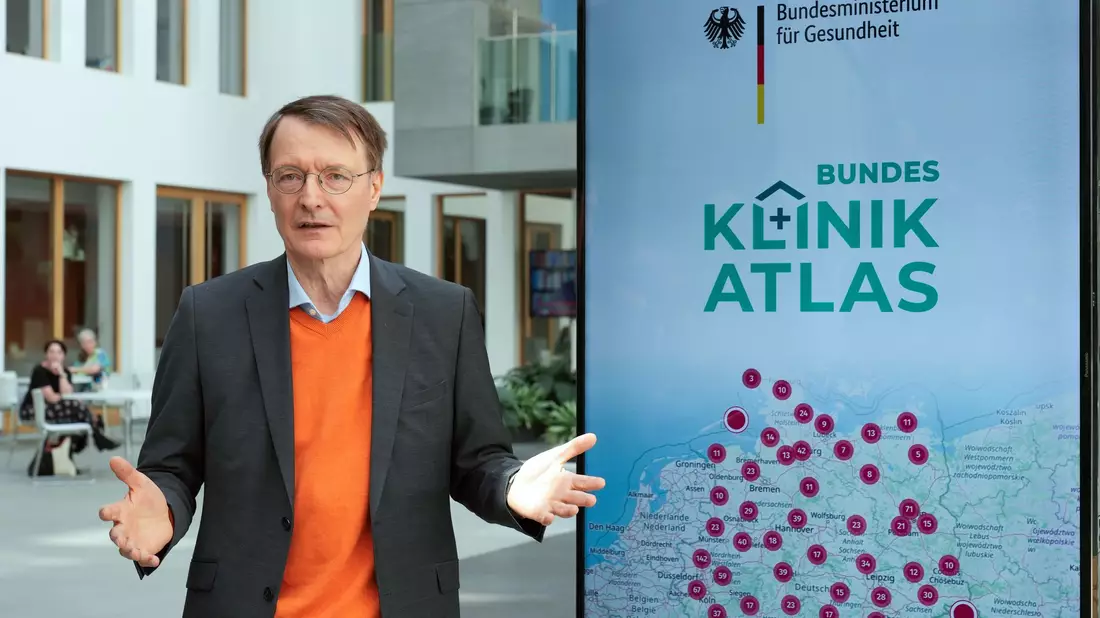 Kritik am Klinik-Atlas wegen der teils veralteten Datengrundlage weist Bundesgesundheitsminister Lauterbach zurück. - Bild: Soeren Stache/dpa