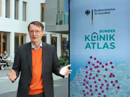Kritik am Klinik-Atlas wegen der teils veralteten Datengrundlage weist Bundesgesundheitsminister Lauterbach zurück. - Foto: Soeren Stache/dpa