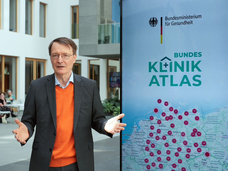 Kritik am Klinik-Atlas wegen der teils veralteten Datengrundlage weist Bundesgesundheitsminister Lauterbach zurück. - Foto: Soeren Stache/dpa
