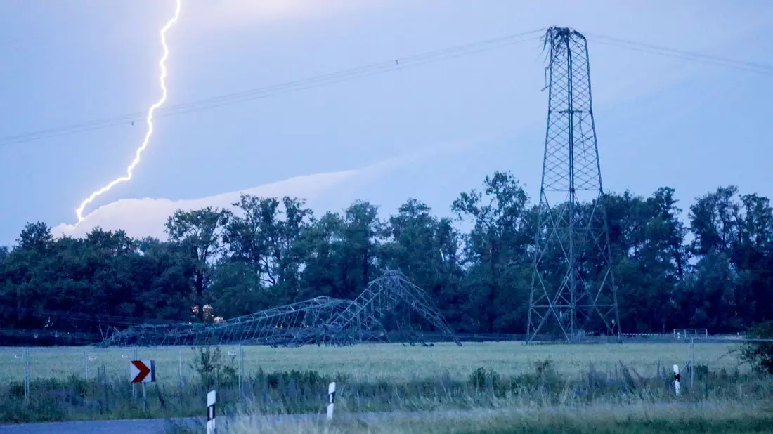 Am Dienstag waren über großen Teilen Deutschlands kräftige Gewitter niedergegangen. - Bild: Bernd März/dpa