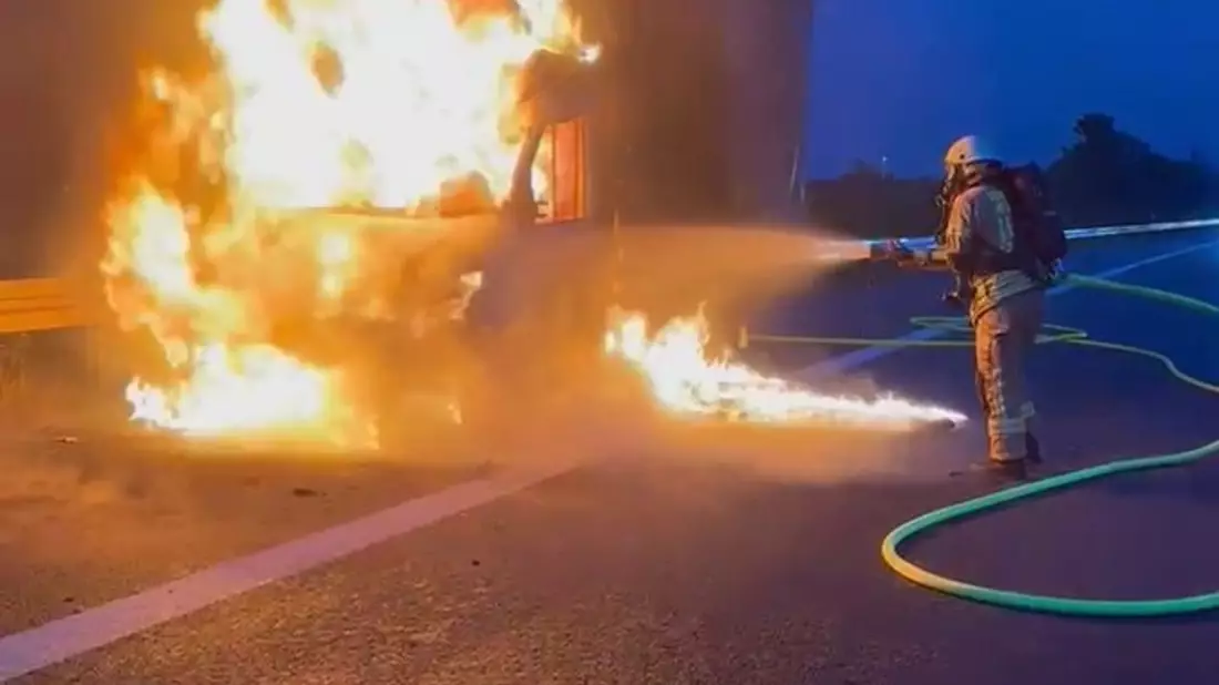 FW Helmstedt: PKW Brand auf der BAB2 - Bild: presseportal.de