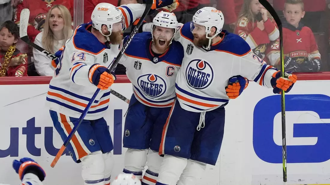 Spieler des Spiels war Connor McDavid (M.), der an vier Toren der Oilers direkt beteiligt war. - Bild: Rebecca Blackwell/AP