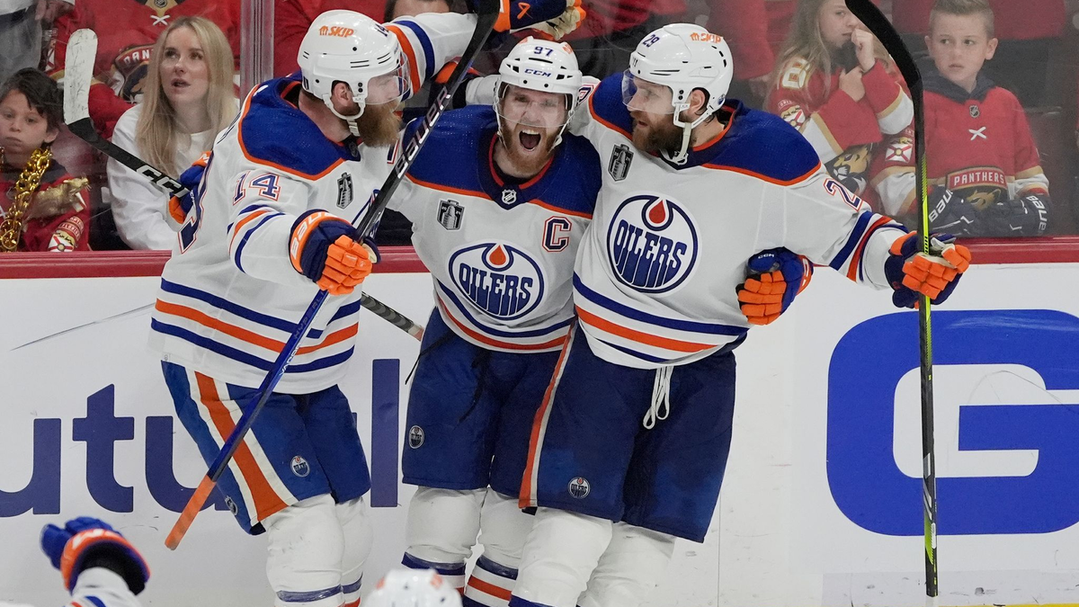 Spieler des Spiels war Connor McDavid (M.), der an vier Toren der Oilers direkt beteiligt war. - Foto: Rebecca Blackwell/AP