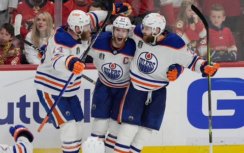 Spieler des Spiels war Connor McDavid (M.), der an vier Toren der Oilers direkt beteiligt war. - Foto: Rebecca Blackwell/AP