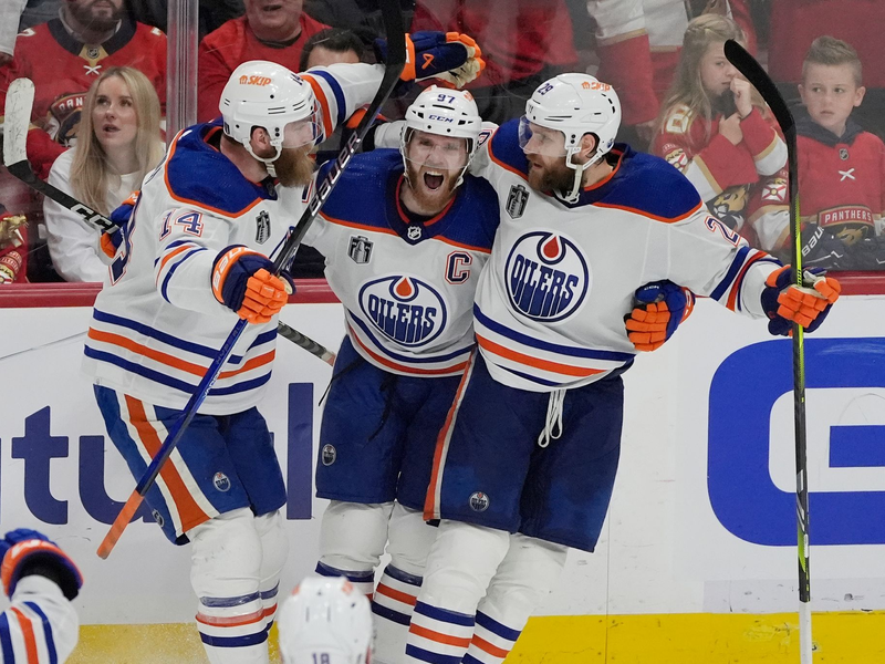 Spieler des Spiels war Connor McDavid (M.), der an vier Toren der Oilers direkt beteiligt war. - Foto: Rebecca Blackwell/AP