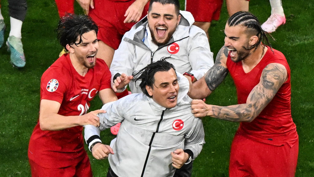 Geburtstagskind Vincenzo Montella (M.) wurde von seinen Spielern nach dem Sieg gefeiert. - Foto: Julian Stratenschulte/dpa