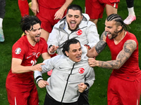 Geburtstagskind Vincenzo Montella (M.) wurde von seinen Spielern nach dem Sieg gefeiert. - Foto: Julian Stratenschulte/dpa