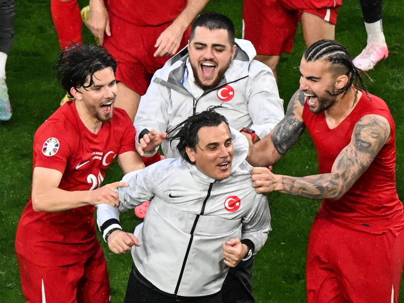 Geburtstagskind Vincenzo Montella (M.) wurde von seinen Spielern nach dem Sieg gefeiert. - Foto: Julian Stratenschulte/dpa