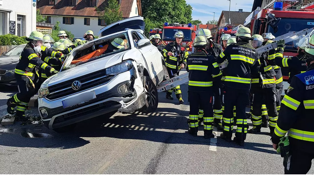 FW-M: Fahrzeug umgekippt (Allach) - Bild: presseportal.de