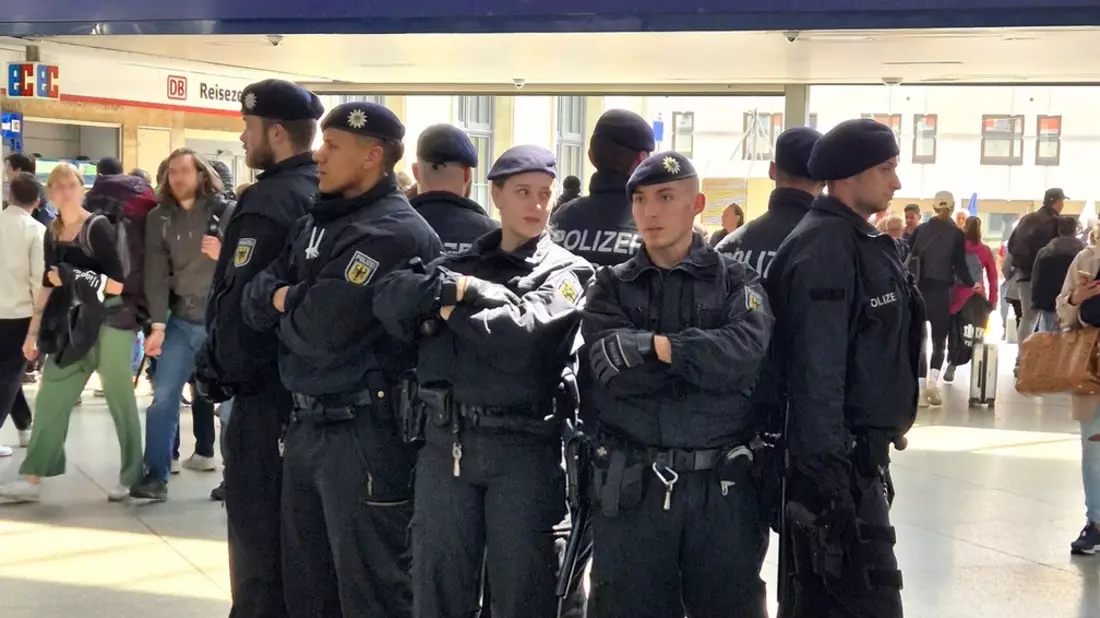 Bundespolizeidirektion München: Bettlerin greift Passantin am Hauptbahnhof an / Bundespolizei bringt Frau wieder in Klinik - Bild: presseportal.de