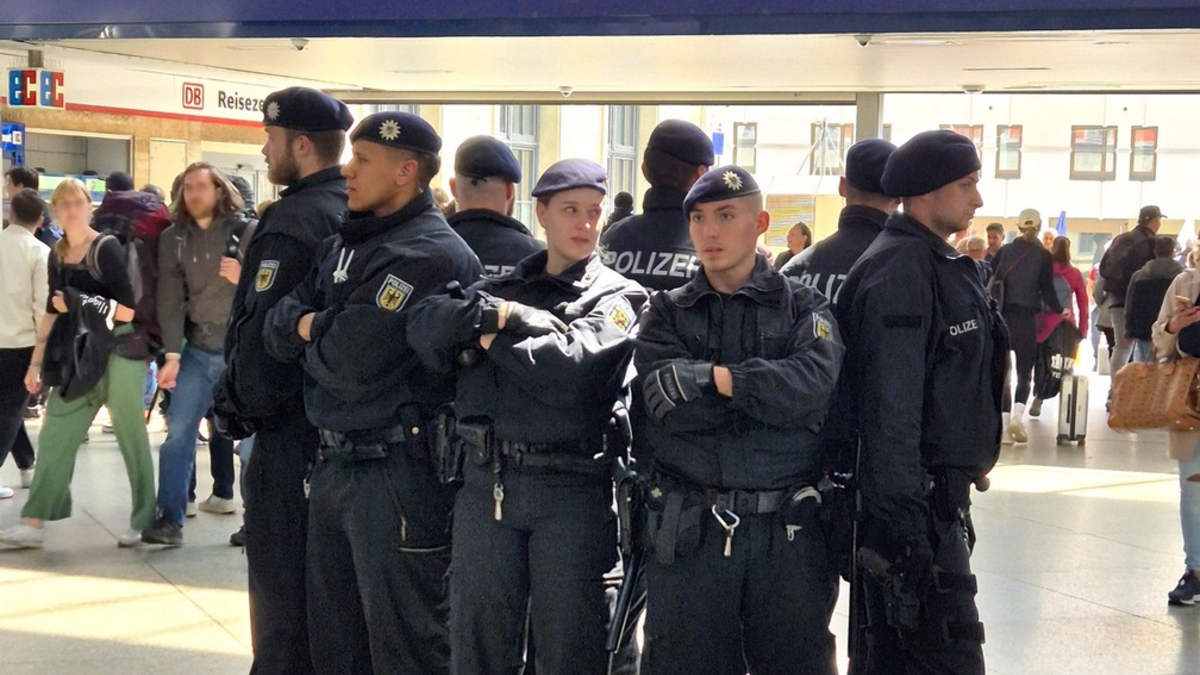 Bundespolizeidirektion München: Kroatische Fußballfans zünden Rauchtopf im Münchner Hauptbahnhof - Foto: presseportal.de