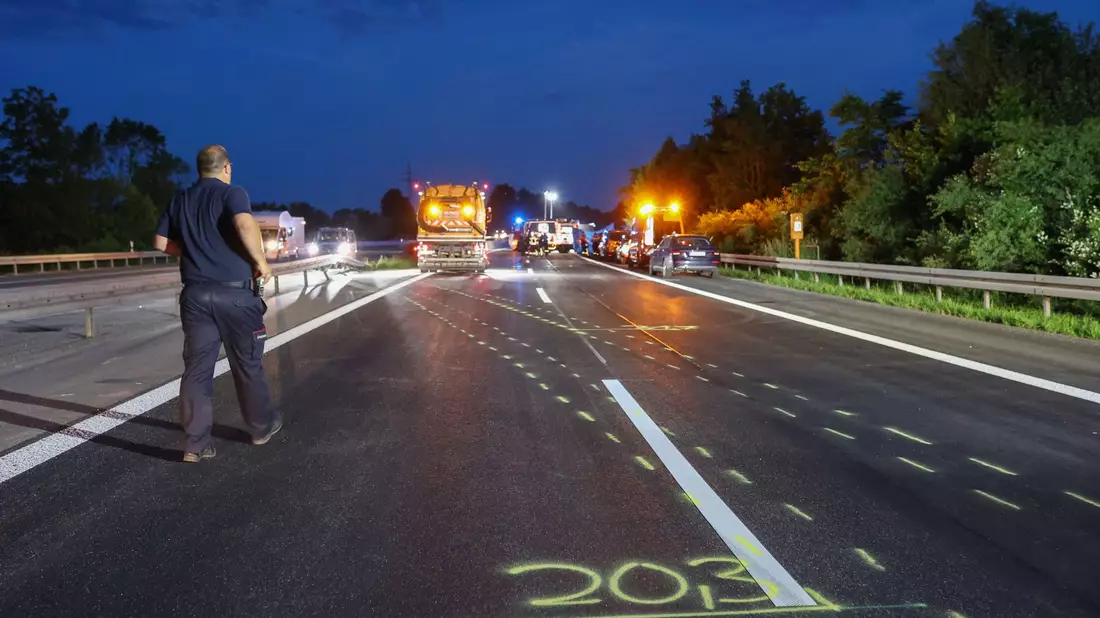 Straßenmarkierungen zeigen in Epfendorf den Weg des Unfallautos. Die Polizei ermittelt. - Bild: Förster/Südwestdeutsches Mediennetzwerk/dpa