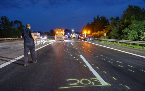 Straßenmarkierungen zeigen in Epfendorf den Weg des Unfallautos. Die Polizei ermittelt. - Foto: Förster/Südwestdeutsches Mediennetzwerk/dpa