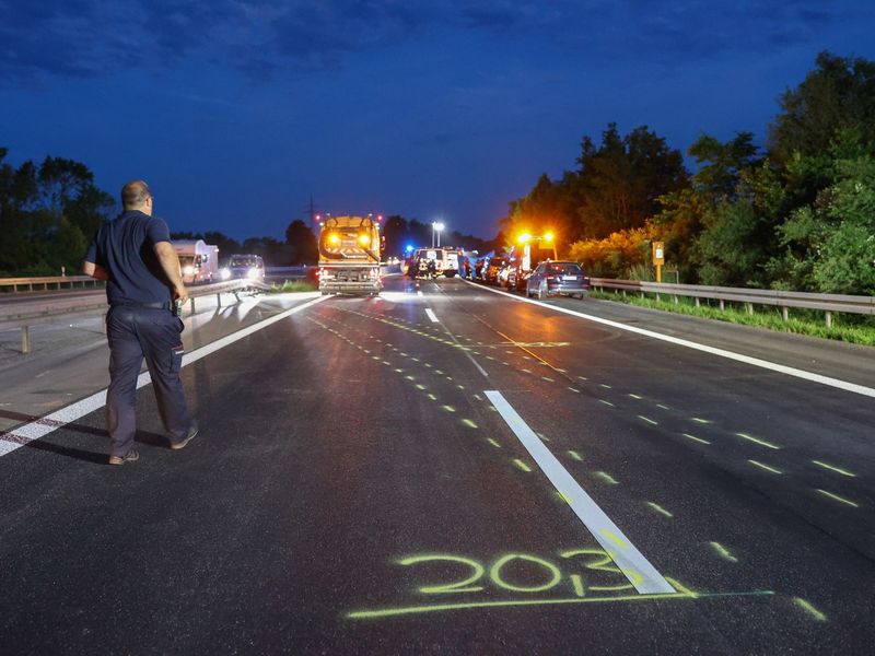 Straßenmarkierungen zeigen in Epfendorf den Weg des Unfallautos. Die Polizei ermittelt. - Foto: Förster/Südwestdeutsches Mediennetzwerk/dpa
